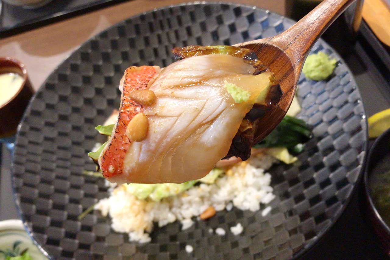 稲毛六方町の魚彩 二幸で海鮮和食ランチ!金目鯛炙り丼は脂たっぷり旨味ぎっしり、ほろとろ不思議食感から垣間見えるキンメの底力