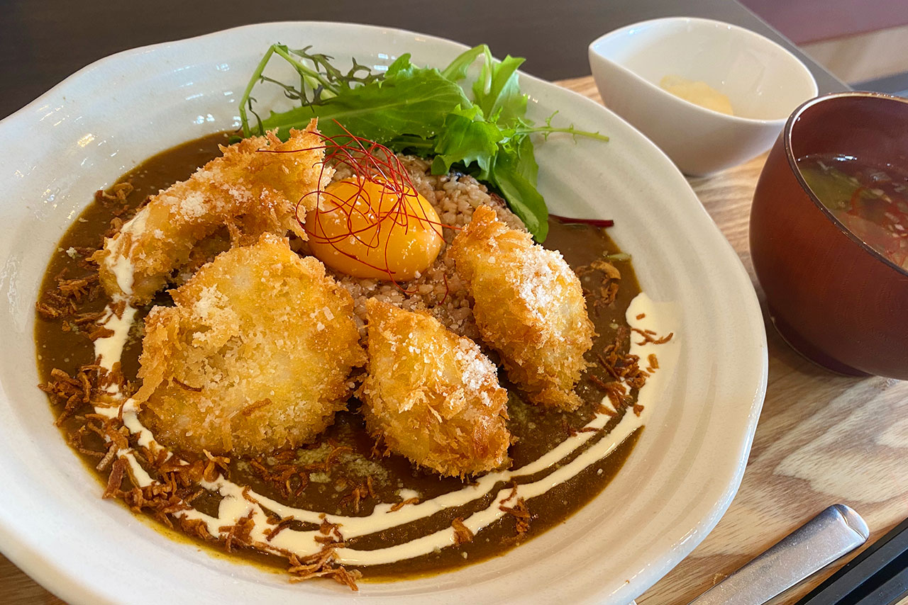 JR都賀駅前カフェ食堂hideaway(ハイダウェイ) 甘辛スパイシーカレーはふわふわ食感の麹鷄チキンカツが絶品
