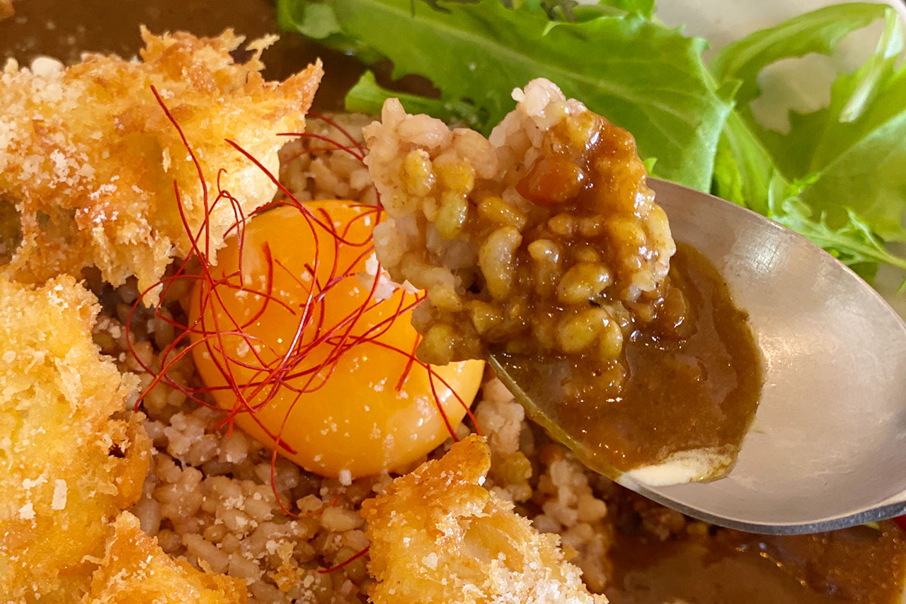 JR都賀駅前カフェ食堂hideaway(ハイダウェイ) 甘辛スパイシーカレーはふわふわ食感の麹鷄チキンカツが絶品