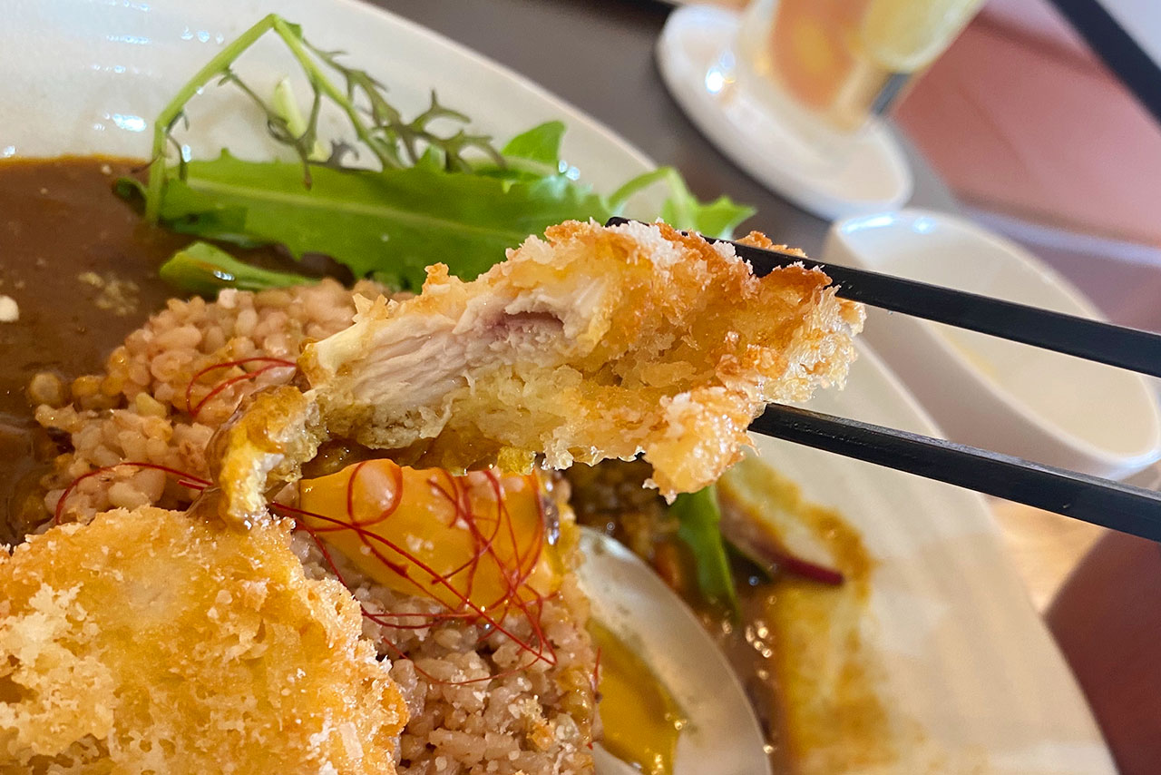 JR都賀駅前カフェ食堂hideaway(ハイダウェイ) 甘辛スパイシーカレーはふわふわ食感の麹鷄チキンカツが絶品