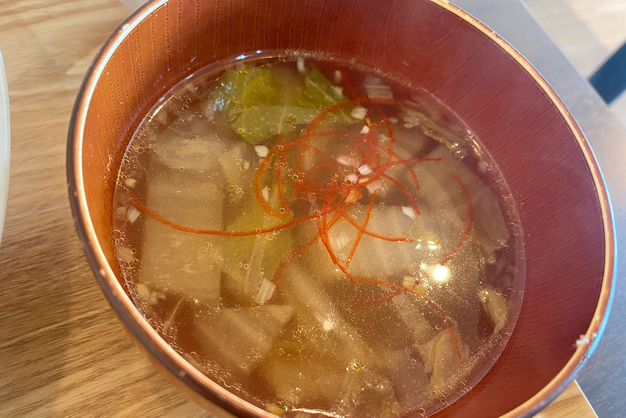 JR都賀駅前カフェ食堂hideaway(ハイダウェイ) 甘辛スパイシーカレーはふわふわ食感の麹鷄チキンカツが絶品