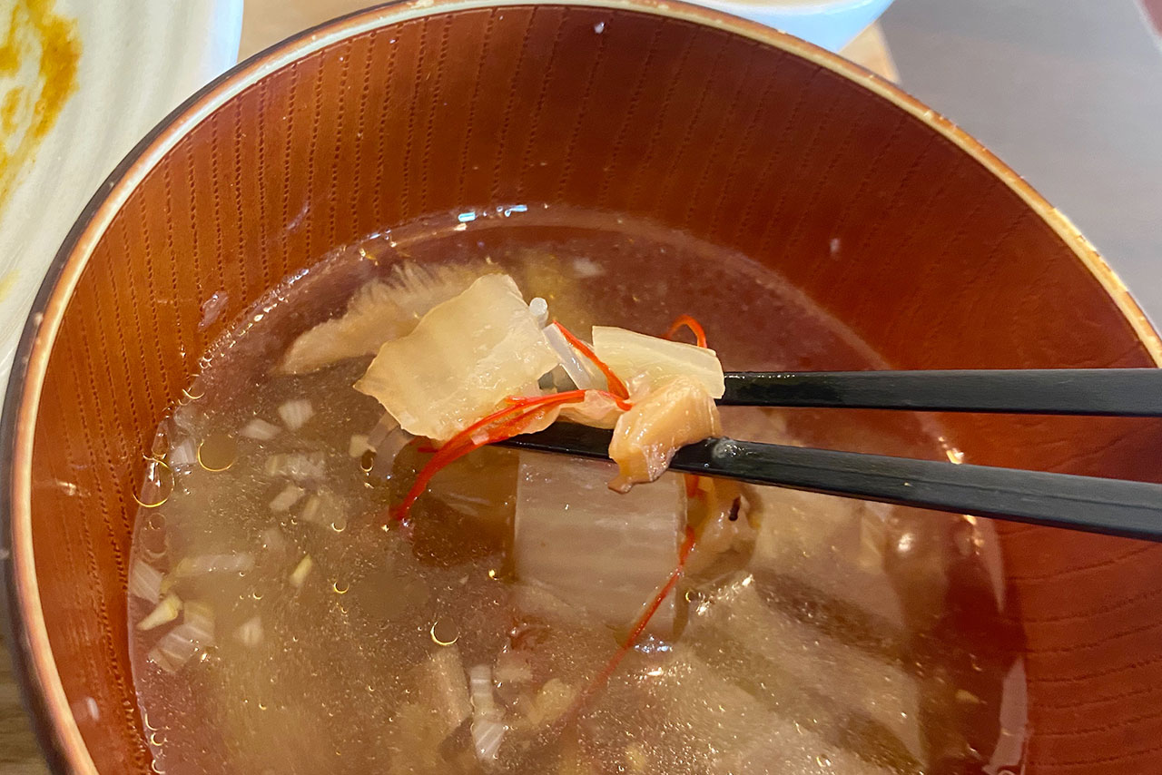 JR都賀駅前カフェ食堂hideaway(ハイダウェイ) 甘辛スパイシーカレーはふわふわ食感の麹鷄チキンカツが絶品