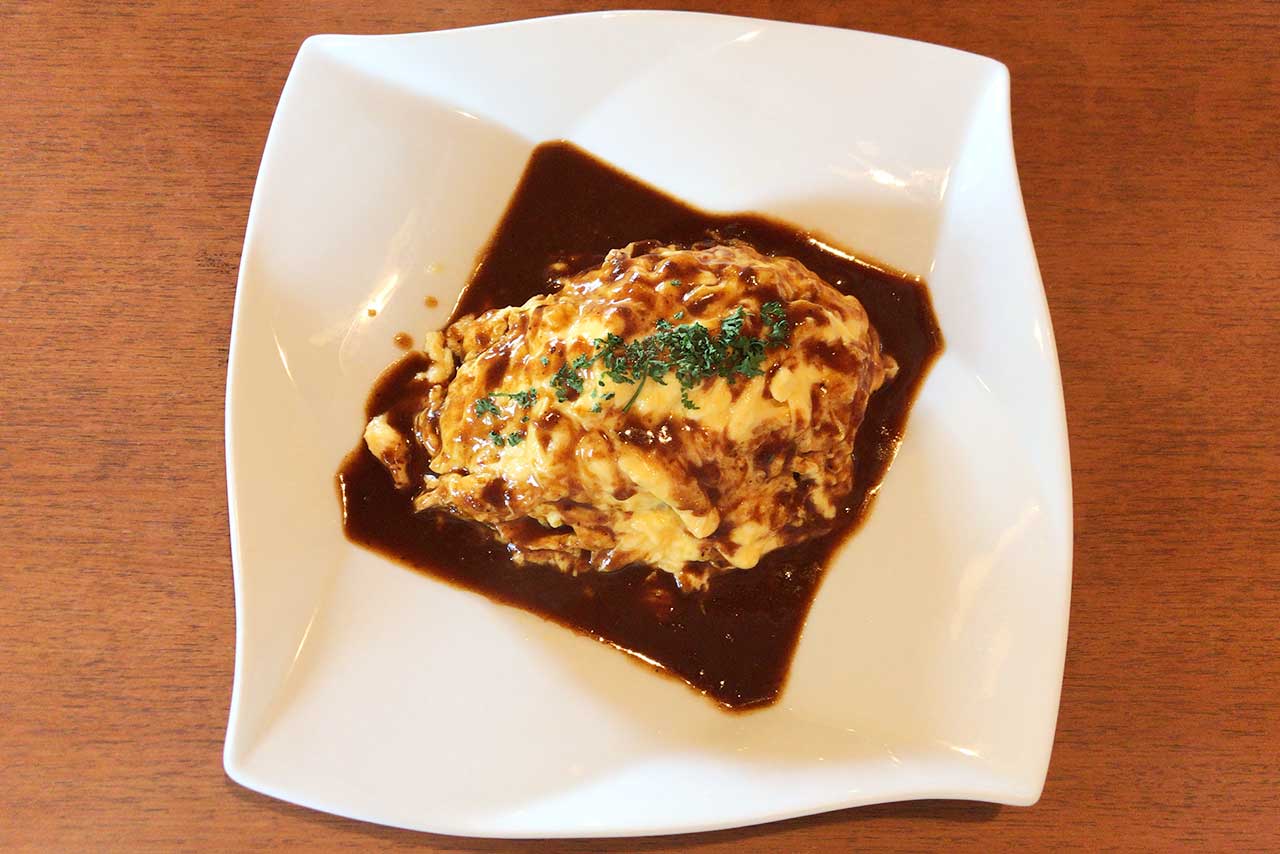 千城台北コーヒーラウンジ風の館 ランチのオムライスがふわふわ卵に甘めデミグラスソースでホッとする優しい味わい