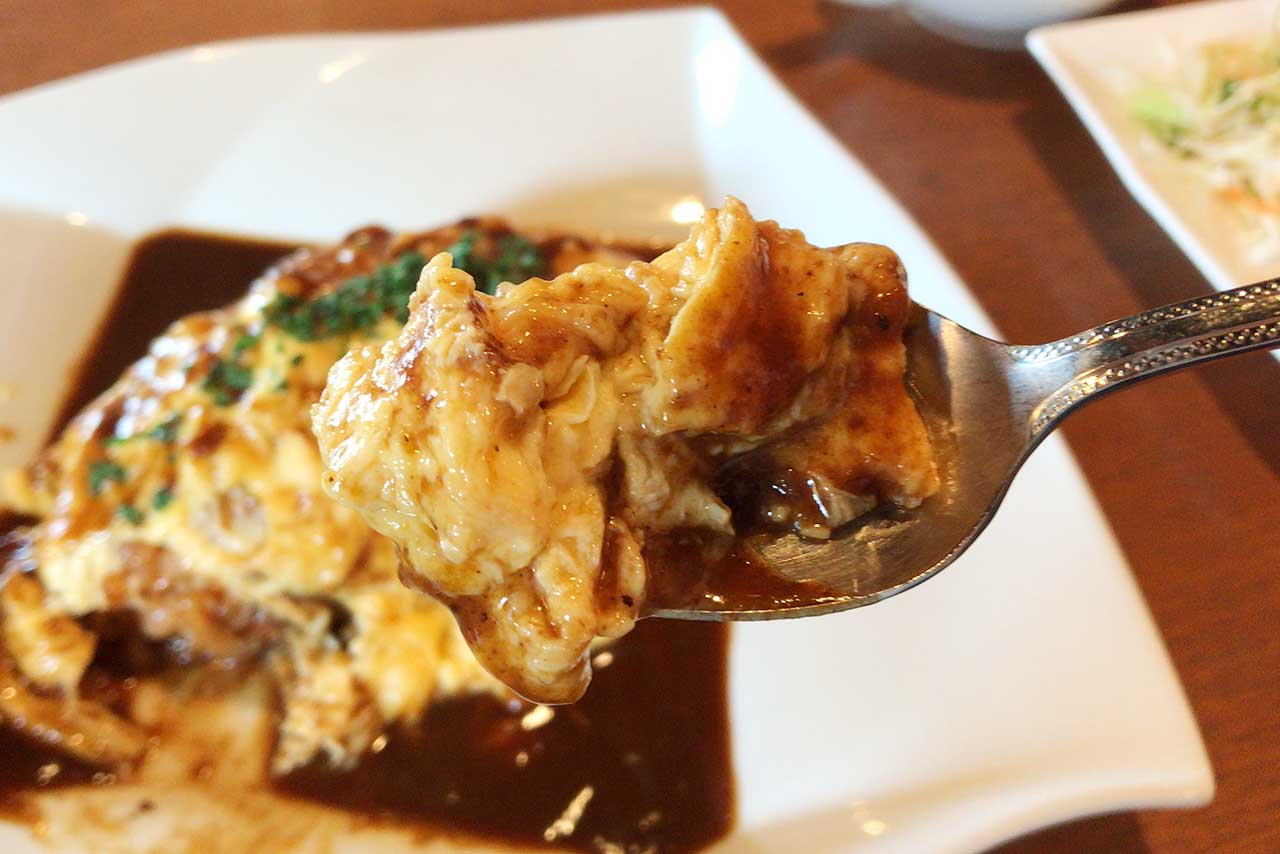 千城台北コーヒーラウンジ風の館 ランチのオムライスがふわふわ卵に甘めデミグラスソースでホッとする優しい味わい