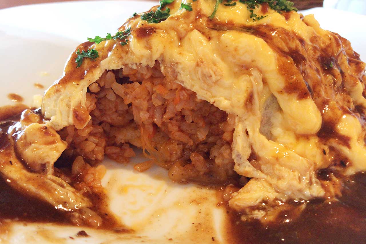 千城台北コーヒーラウンジ風の館 ランチのオムライスがふわふわ卵に甘めデミグラスソースでホッとする優しい味わい