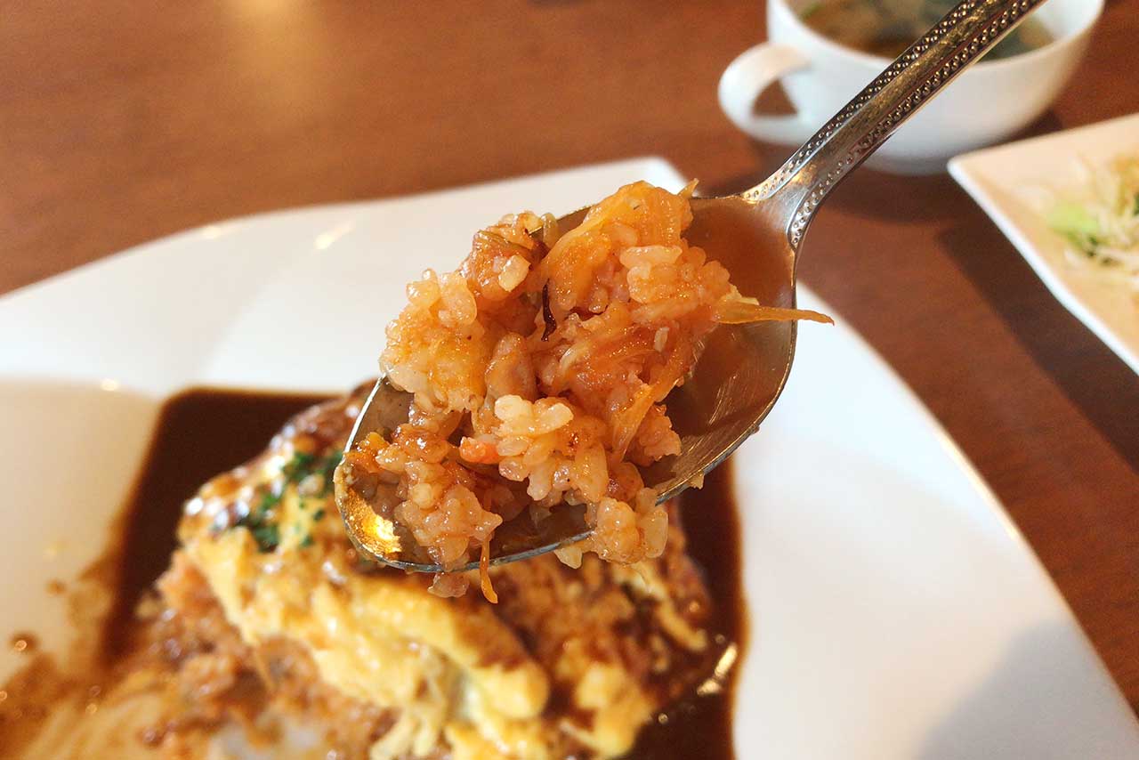 千城台北コーヒーラウンジ風の館 ランチのオムライスがふわふわ卵に甘めデミグラスソースでホッとする優しい味わい