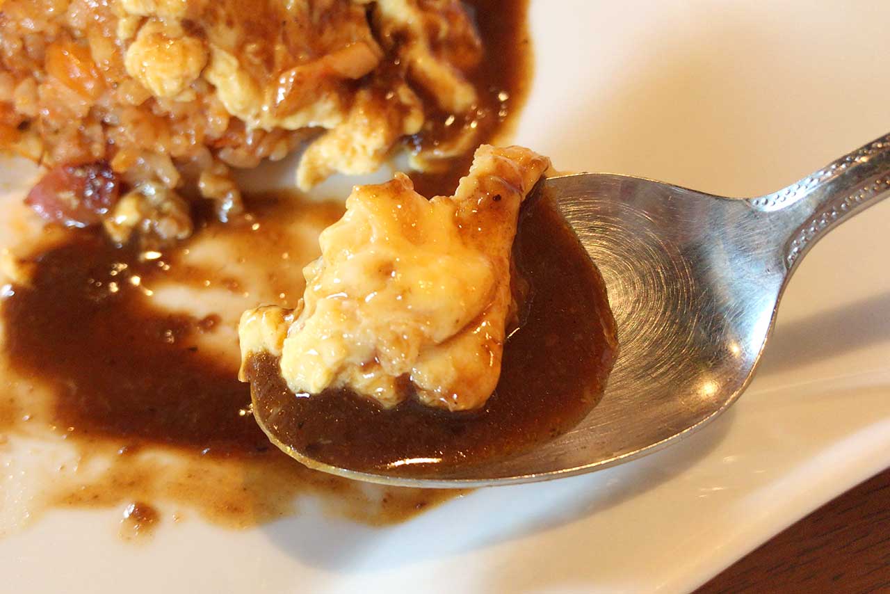 千城台北コーヒーラウンジ風の館 ランチのオムライスがふわふわ卵に甘めデミグラスソースでホッとする優しい味わい