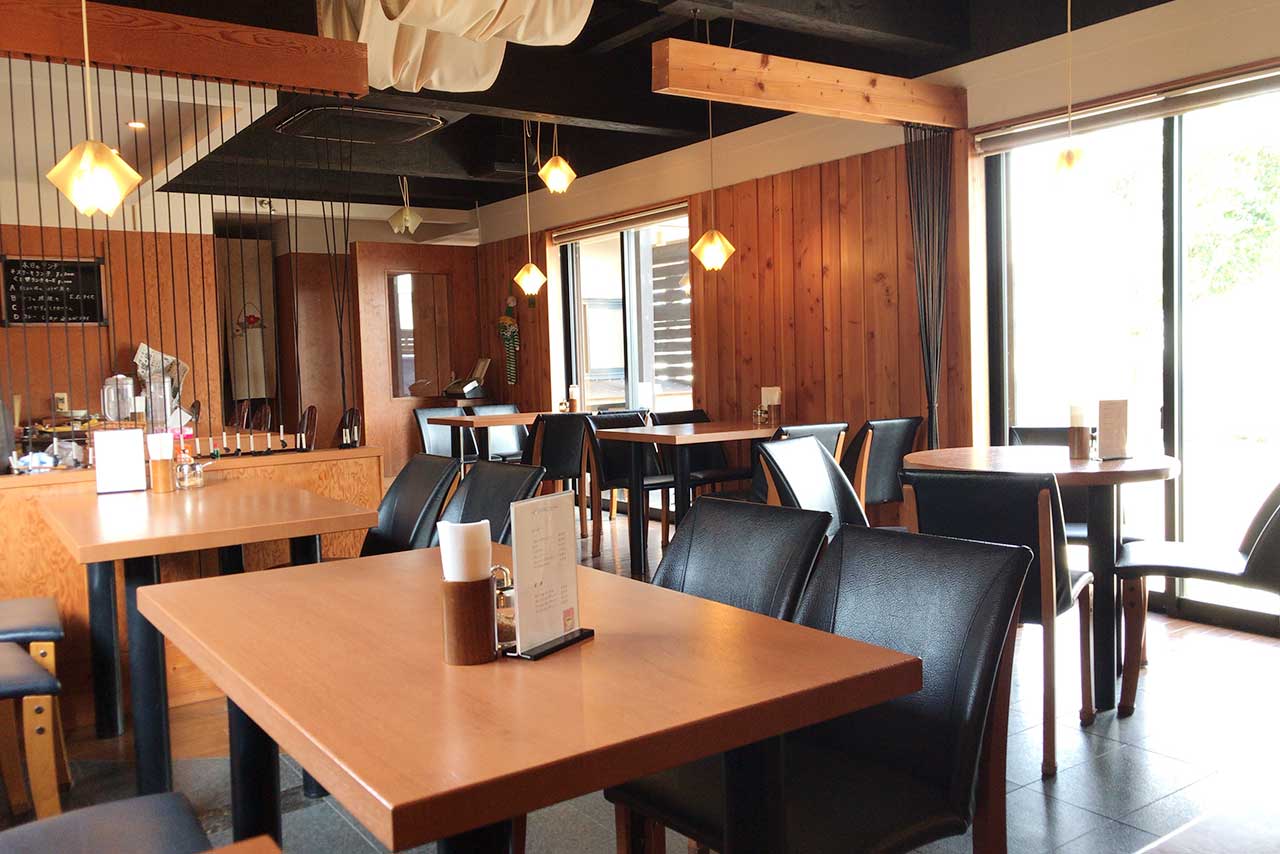 千城台北コーヒーラウンジ風の館 ランチのオムライスがふわふわ卵に甘めデミグラスソースでホッとする優しい味わい