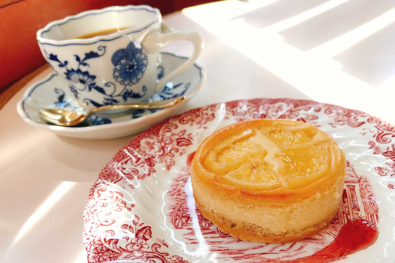 JR都賀駅近くの珈琲ニューペンギンは古き良き喫茶店 ハニーレモンベイクドチーズケーキとホットコーヒーで優雅に朝活