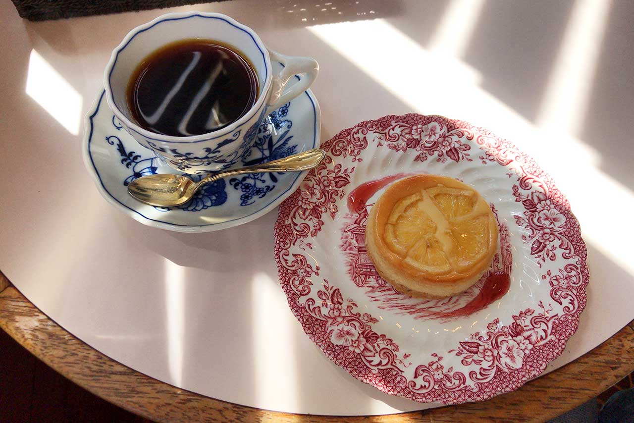JR都賀駅近くの珈琲ニューペンギンは古き良き喫茶店 ハニーレモンベイクドチーズケーキとホットコーヒーで優雅に朝活