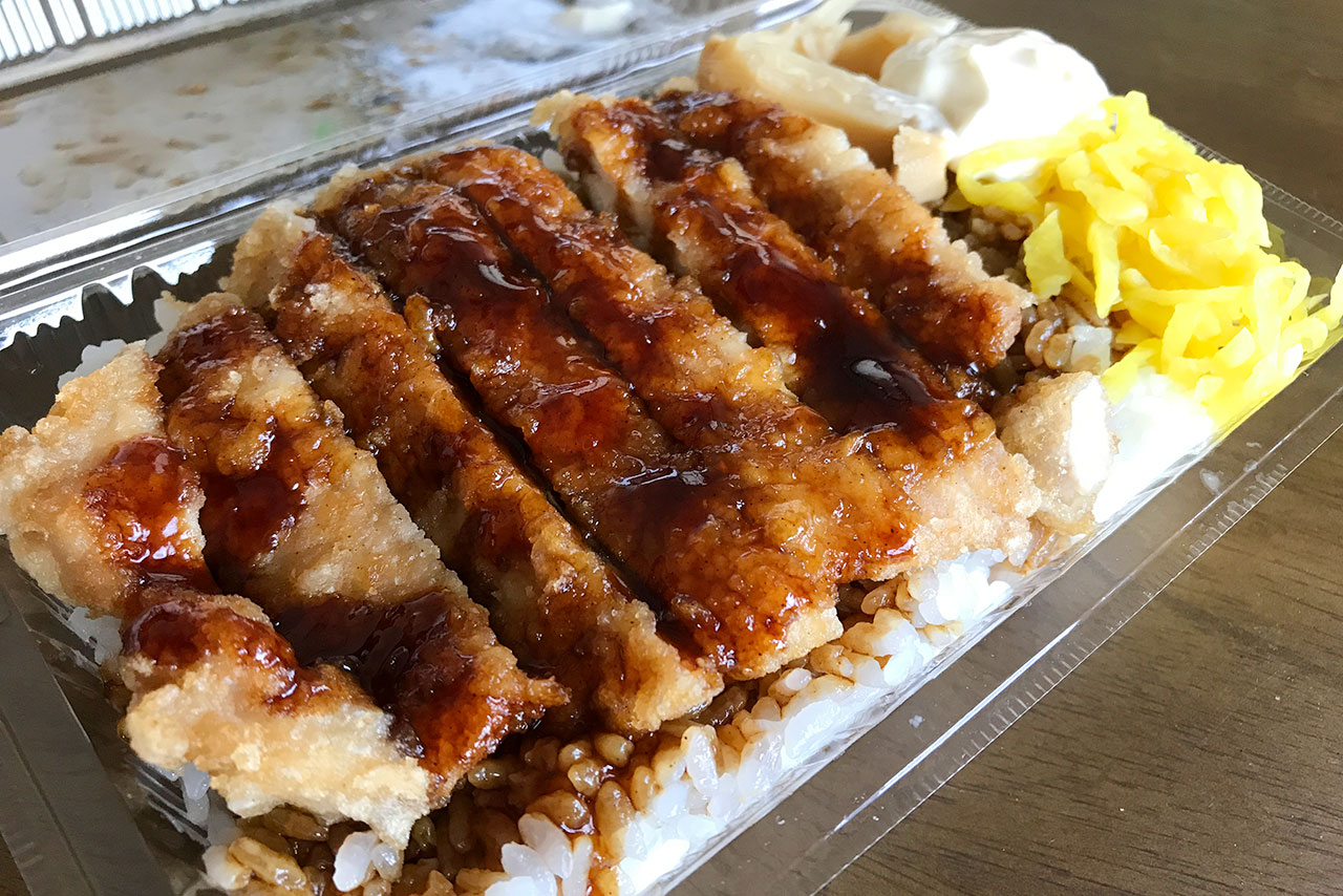 餃子の並商 濃厚ニボバターまぜそばととんかつ弁当をテイクアウト!自宅でこの味を堪能できるなんて贅沢の極み