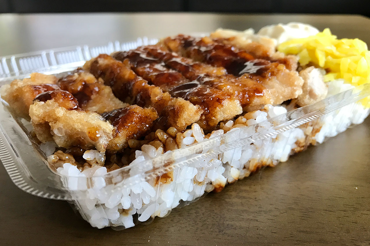 餃子の並商 濃厚ニボバターまぜそばととんかつ弁当をテイクアウト!自宅でこの味を堪能できるなんて贅沢の極み