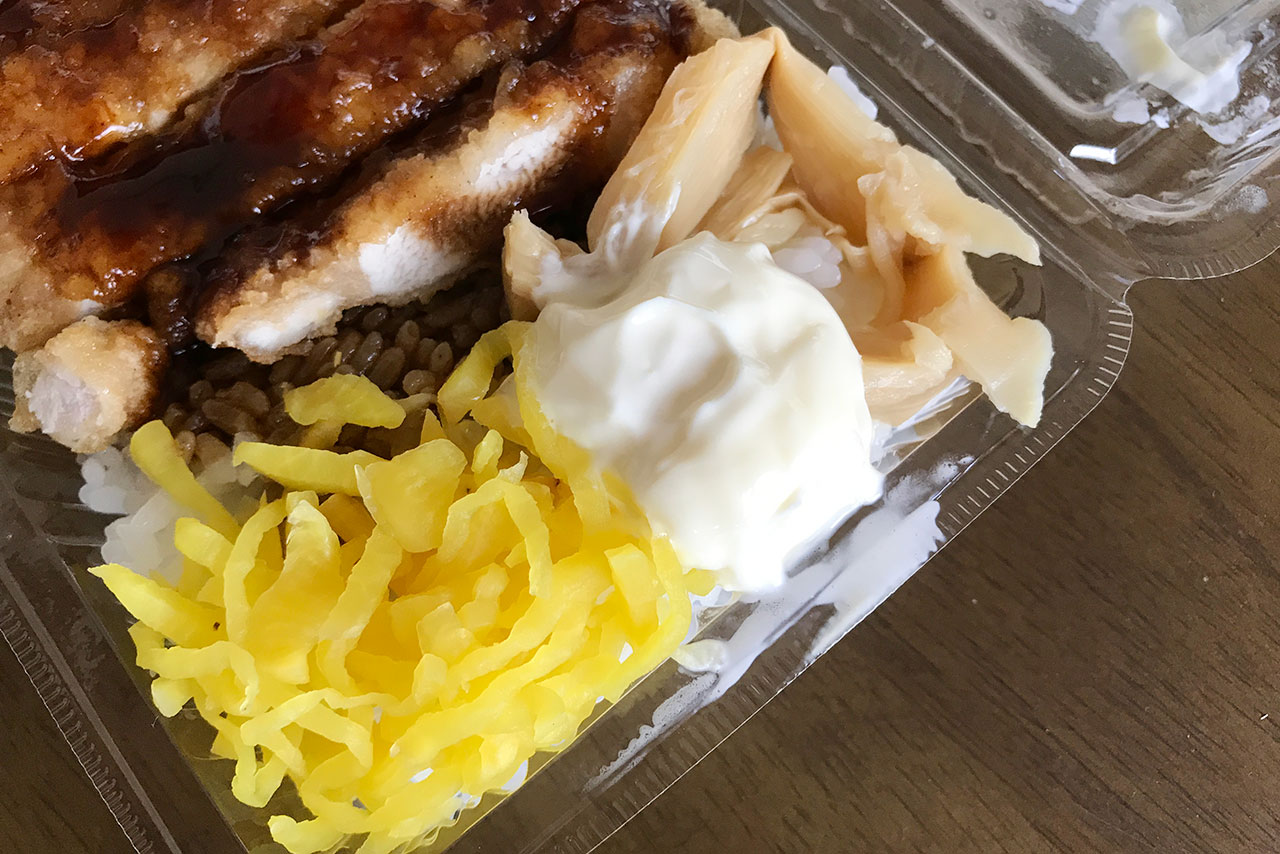 餃子の並商 濃厚ニボバターまぜそばととんかつ弁当をテイクアウト!自宅でこの味を堪能できるなんて贅沢の極み