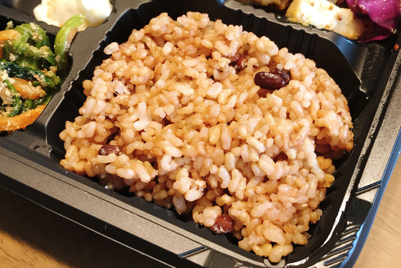 カフェ食堂hideaway(ハイダウェイ)のテイクアウトは再現度がハンパない!玄米酵素&モモ肉ハニーマスタードの超絶おしゃれ弁当に悶絶