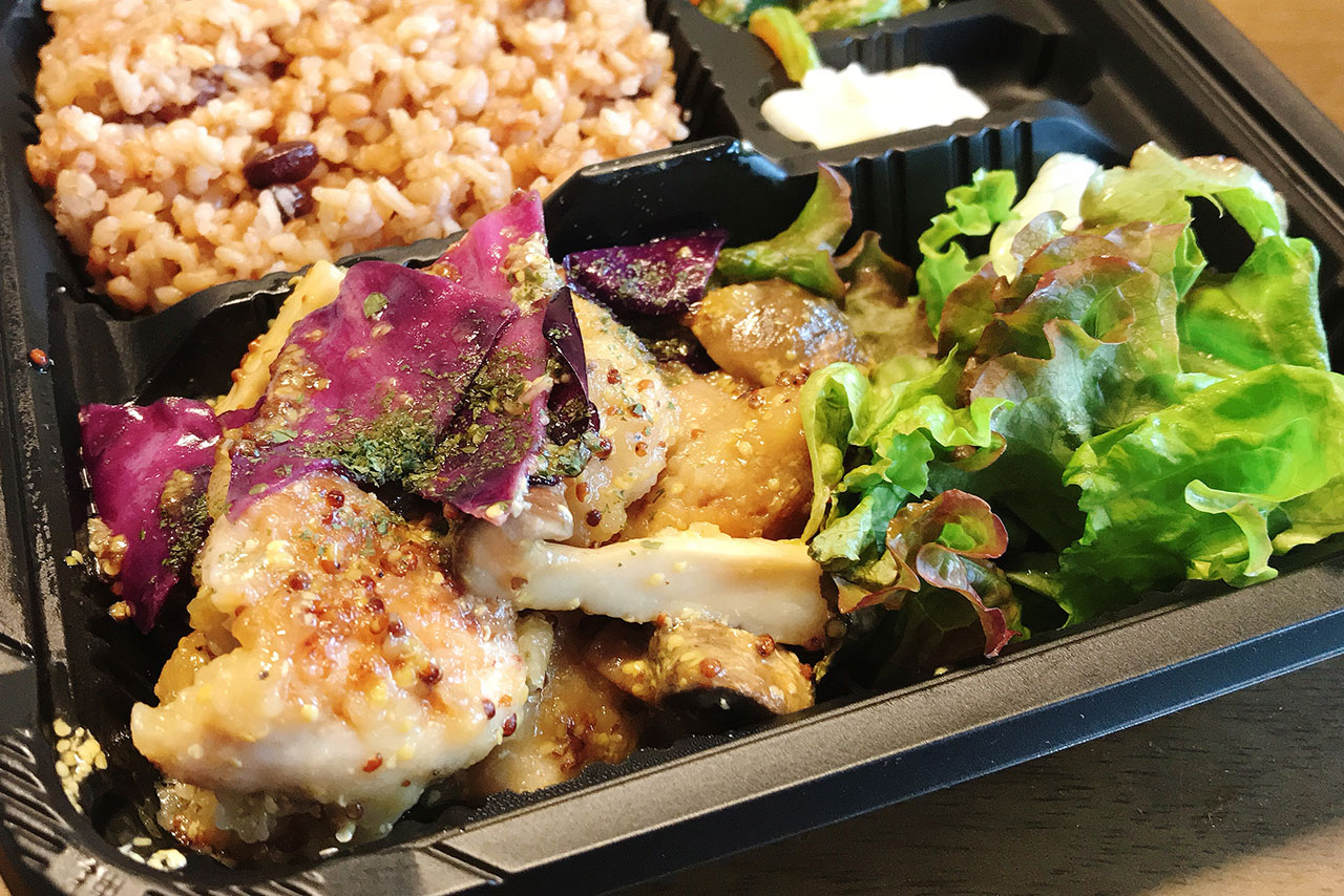 カフェ食堂hideaway(ハイダウェイ)のテイクアウトは再現度がハンパない!玄米酵素&モモ肉ハニーマスタードの超絶おしゃれ弁当に悶絶