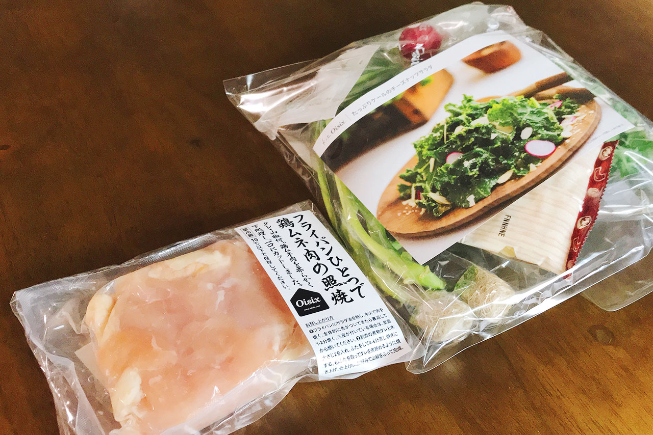 Oisix(オイシックス)の鶏むね肉の照焼＆たっぷりケールのチーズナッツサラダ