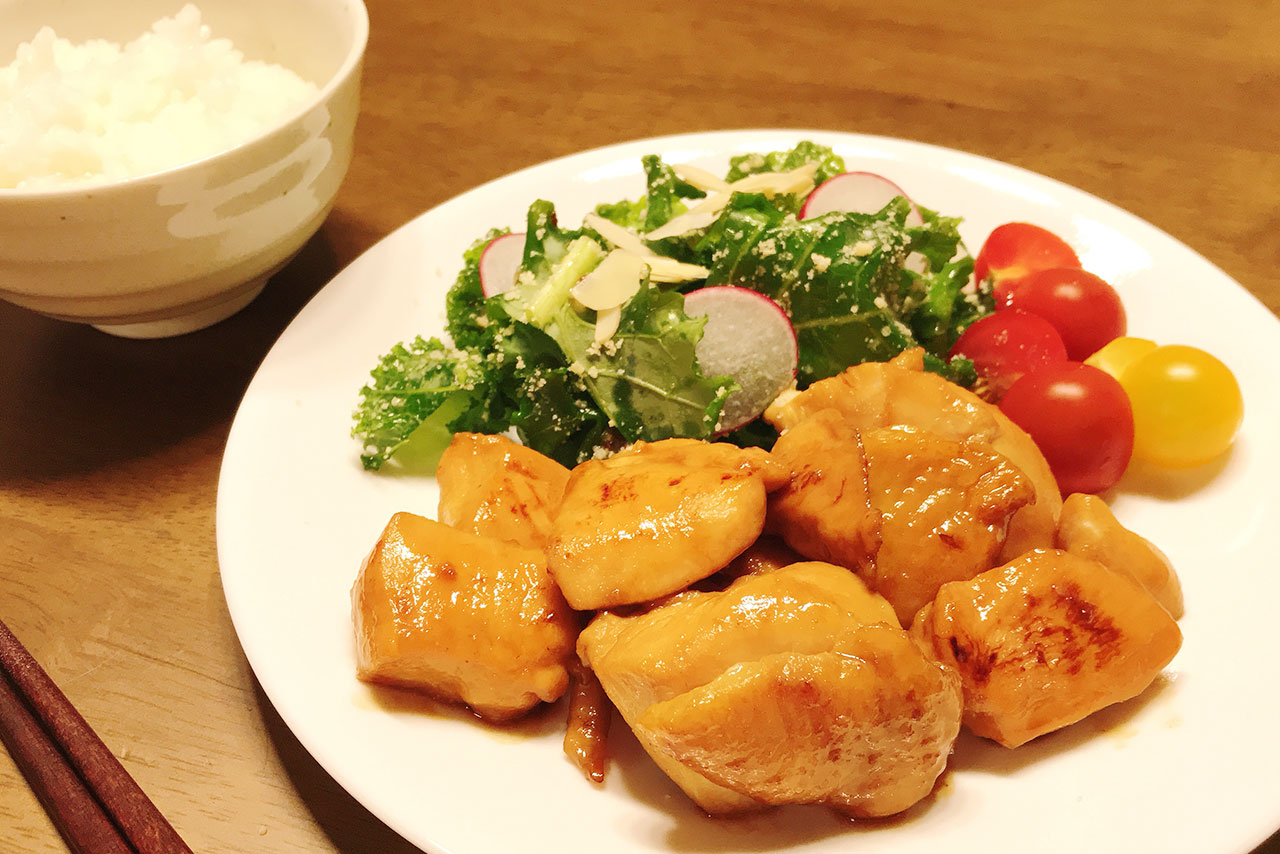 Oisix(オイシックス)の鶏むね肉の照焼＆たっぷりケールのチーズナッツサラダ