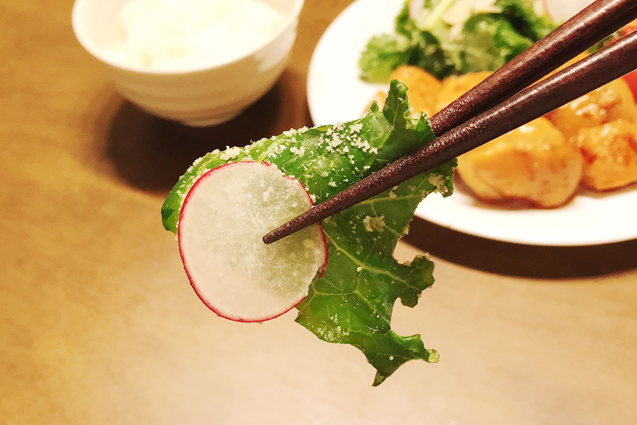 Oisix(オイシックス)の鶏むね肉の照焼＆たっぷりケールのチーズナッツサラダ