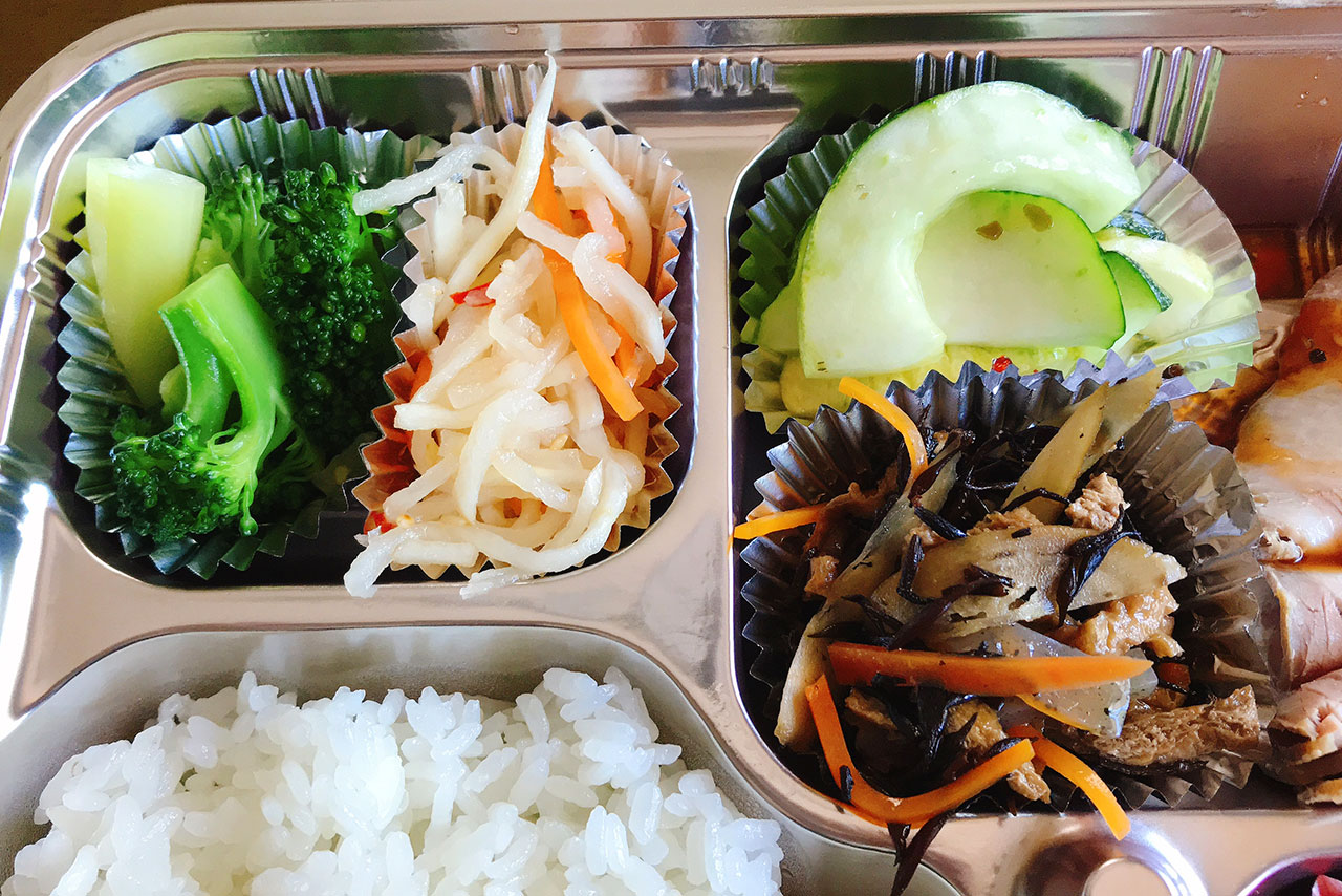 鷹の台 創作れすとらんFURAIBO(フウライボウ)でうなぎ&ローストポーク弁当をテイクアウト!野菜たっぷり色鮮やかな贅沢弁当に大満足