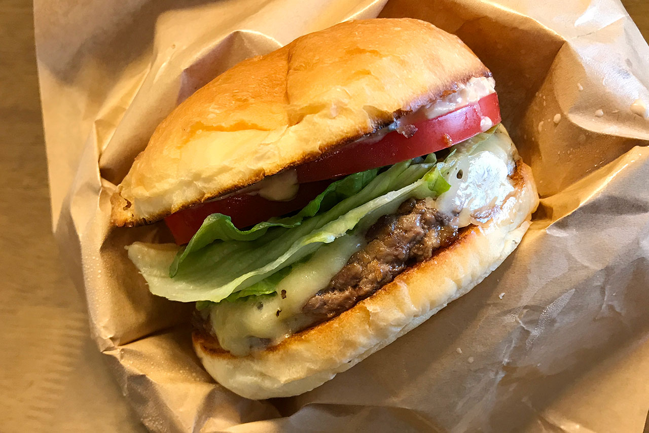 小倉台ルイスクラシックはテイクアウトもOK!本格絶品スイスチーズバーガー&クラムチャウダーに大満足