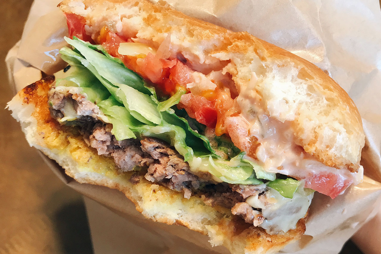 小倉台ルイスクラシックはテイクアウトもOK!本格絶品スイスチーズバーガー&クラムチャウダーに大満足