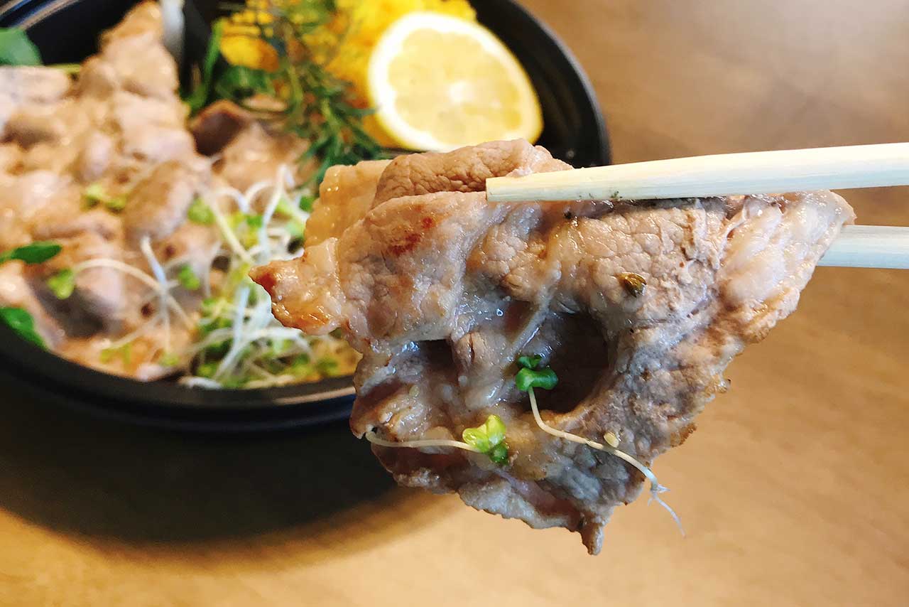 都賀のクリスタルヒーリングカフェはウーバーイーツ対応！野菜とお肉で大満足なランチプレートを早速頼んでみた！