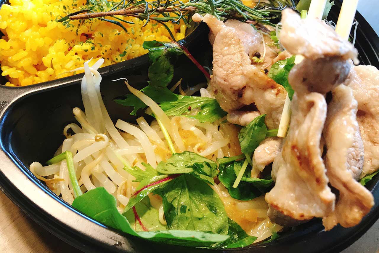 都賀のクリスタルヒーリングカフェはウーバーイーツ対応！野菜とお肉で大満足なランチプレートを早速頼んでみた！