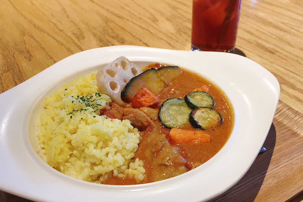 フレスポ稲毛のファーマーズキッチン まるで外みたいな緑溢れる癒しカフェで野菜たっぷりカレーを堪能