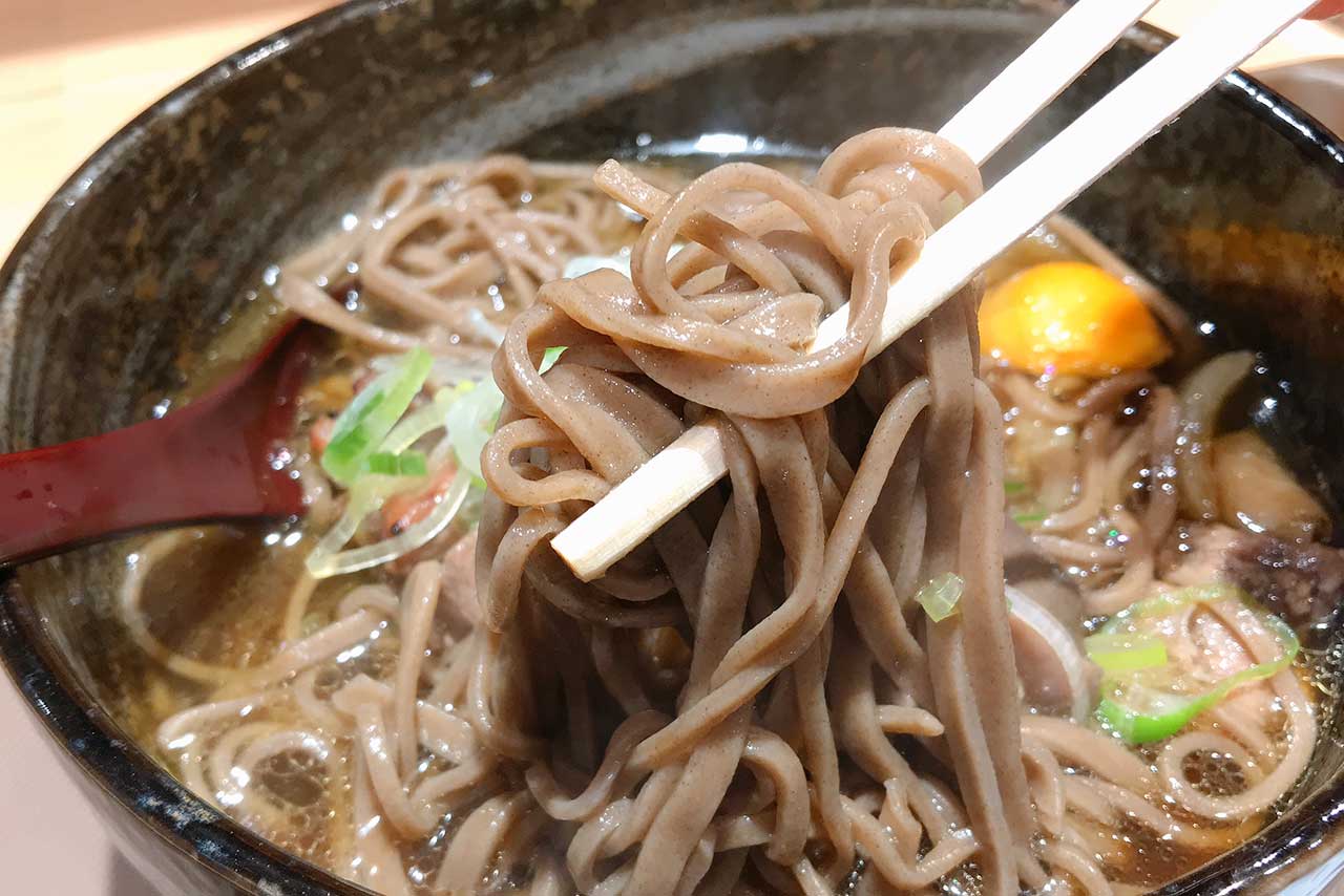 イコアスに新オープンした美唄そば大地でとりモツそばを実食!鶏だしの効いた濃厚スープがたまらない一杯