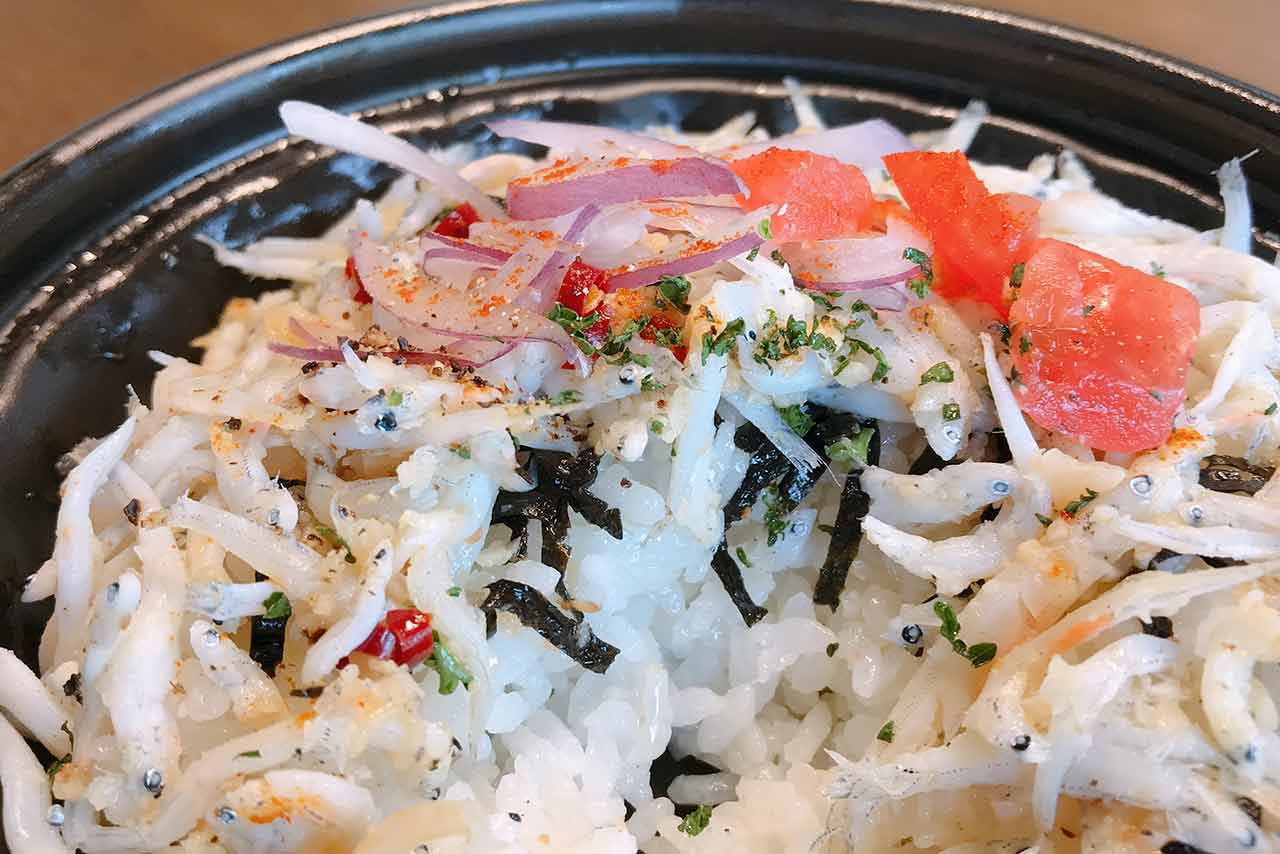 四街道カフェローマの新作しらすペペ丼が斬新!プリプリなしらすにニンニクが効いた絶妙な味わいが激ウマ!