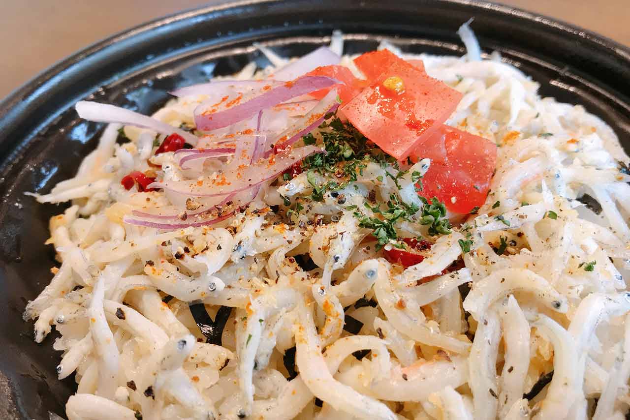 四街道カフェローマの新作しらすペペ丼が斬新!プリプリなしらすにニンニクが効いた絶妙な味わいが激ウマ!