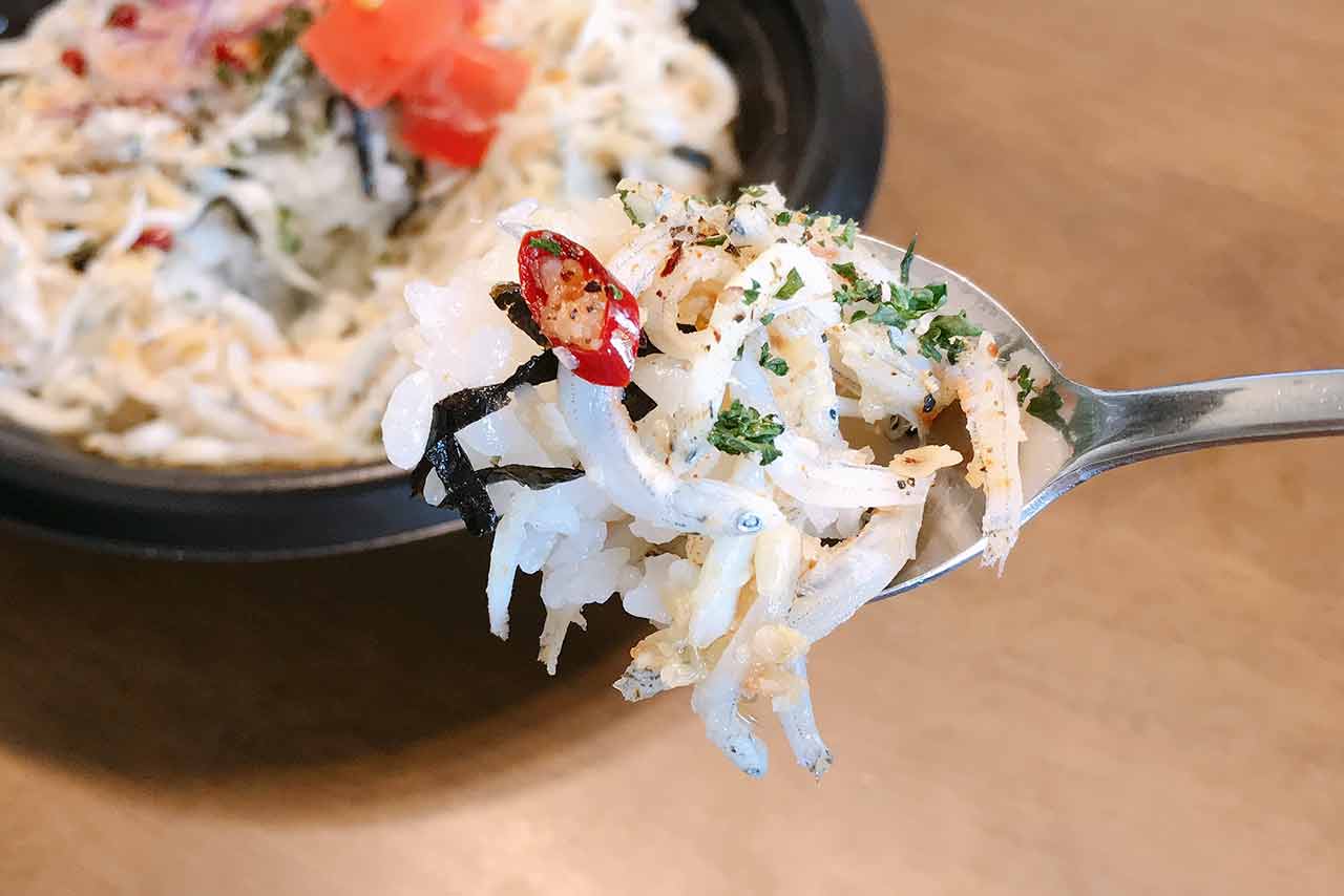 四街道カフェローマの新作しらすペペ丼が斬新!プリプリなしらすにニンニクが効いた絶妙な味わいが激ウマ!
