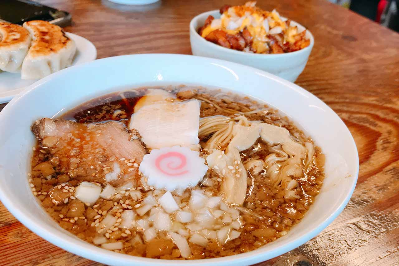 餃子の並商2021年の隠れた逸品ジャークチキンごはんに感動の嵐！背脂そばも侮れない