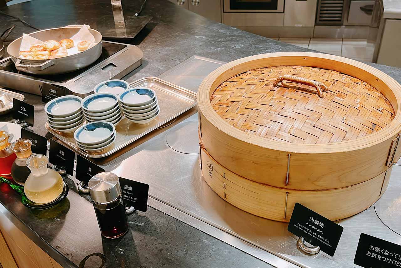 ヒルトン東京ベイのフォレストガーデンで大人のランチビュッフェ!高級感に酔えるし何食べても旨いぞ