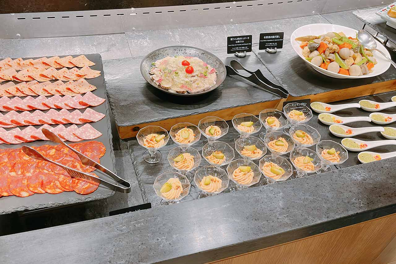 ヒルトン東京ベイのフォレストガーデンで大人のランチビュッフェ!高級感に酔えるし何食べても旨いぞ